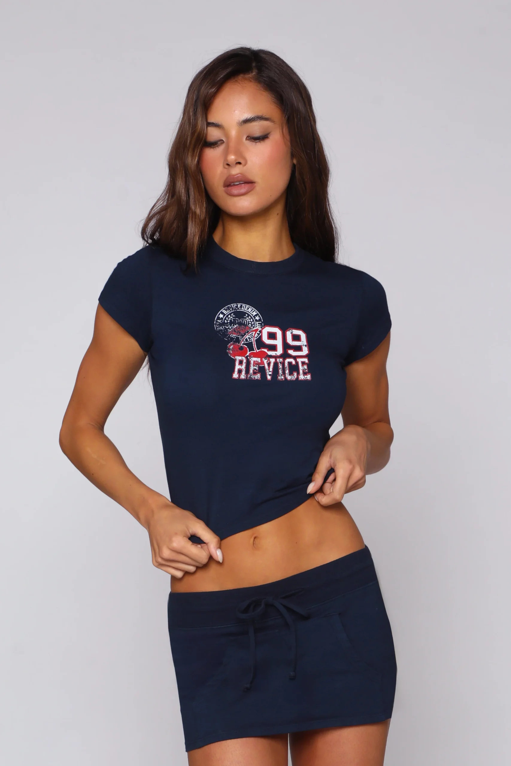2906-beverly-baby-tee-cherry-cola-2.webp BEVERLY BABY TEE / CHERRY COLA