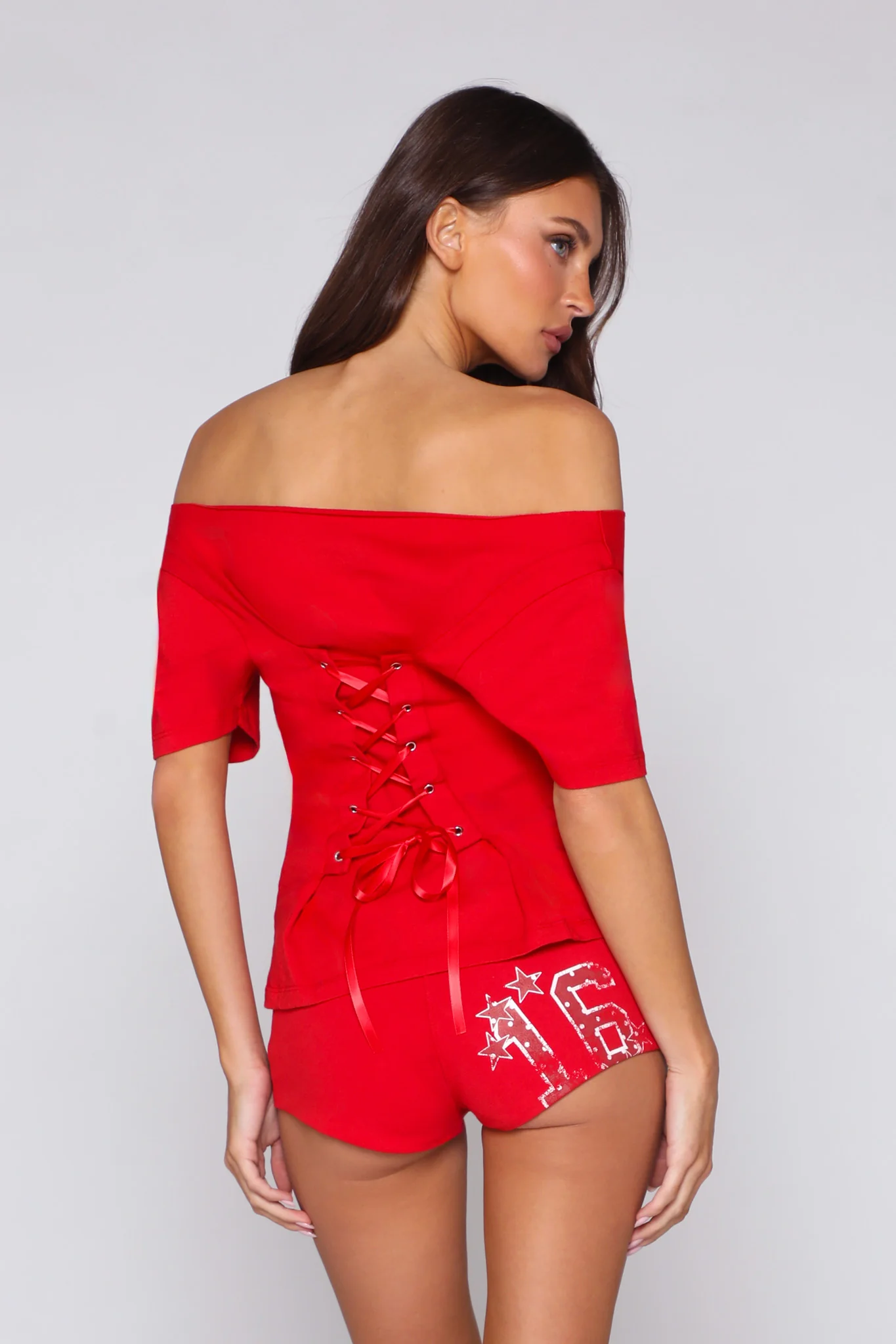 3098-weekender-tee-so-red-3.webp WEEKENDER TEE / SO RED